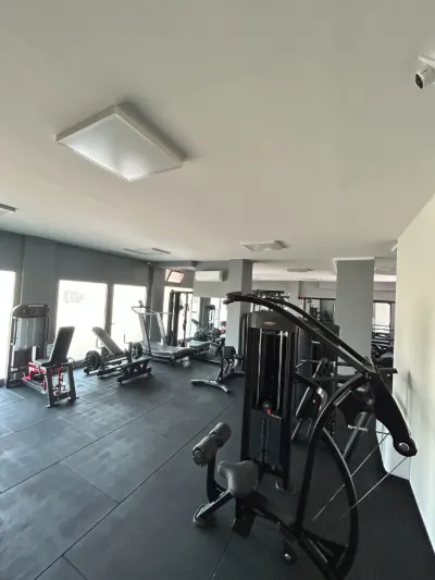 Sala allenamento dello studio privato One to One a Brescia con macchine isotoniche