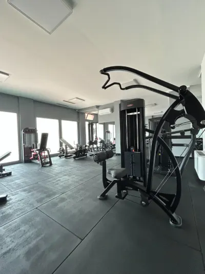 Macchine per l'allenamento di gambe e glutei nello studio privato