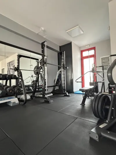 Rack con bilanciere e dischi nello studio privato