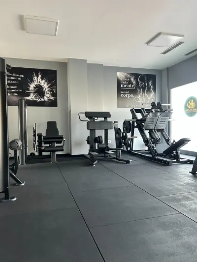 Sala pesi con macchine per gambe e glutei