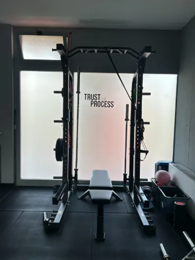 Rack per squat con la scritta Trust the process
